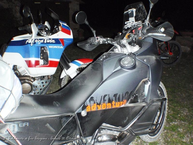 0007.JPG - Le moto dormono vicine vicine..