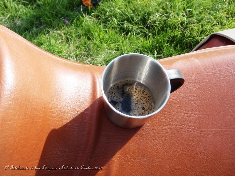 0284.JPG - ...e tira fuori un tegamino con del cafè...