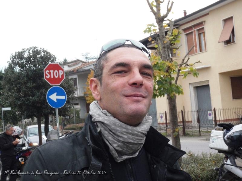 0303.JPG - Siamo a Buonconvento, mangiamo un veloce panino preso alla coop...