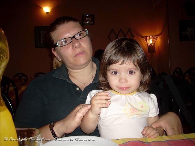 DSCN5718.JPG - Spettacolare foto del Sabato sera, la Signora Barbara è la Moglie di Giovanni e Giulia, la Bimba terremoto, sua figlia. Qui siamo in un Ristorante di Leporano, un piccolo centro storico posto a 67 mt. s.l.m. a pochi km da Taranto, questo Comune si sviluppa intorno ad un maestoso Castello in carparo, costruito nel '600 su pianta quadrangolare comprendente un preesistente nucleo aragonese. Il Castello presenta una torre a nord-ovest della costruzione, quadrata e fortemente a scarpa nella parte più bassa. Sul lato prospiciente la costa sopravvivono alcune strutture di questa cinta difensiva: bastioni rettilinei, torri cilindriche e contrafforti, nonché una delle porte, quella "di Taranto" che immette nel paese per chi proviene da ovest.