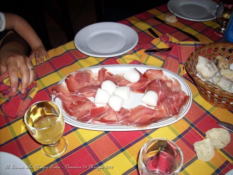 DSCN5719.JPG - Iniziamo con ogni tipo di antipasto, sia di mare che di terra, per poi finire con una mega grigliata con tanto di dolce e dopo aver assaggiato ogni tipo di prelibatezza del posto, la classica mangiata a crepapelle. La spesa, concordata dall'Organizzatore ad un prezzo di 20,00 Euro è stata abbassata a 15,00, non si sa' come caspita abbia fatto.