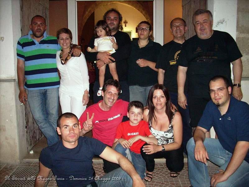 DSCN5726.JPG - Ecco tutta la Famiglia al completo: in alto a destra il Kleista Marco con la sua Signora di cui, ahimè, non ricordo il nome; al centro Giovanni con sua Moglie Barbara e la Bimba Giulia; sulla destra, in alto, Dario e Renatun; in basso a sinistra Fabbio da Roma; al centro Luca con la Moglie Margherita ed il Bimbo più piccolo; infine sul lato destro c'è Valentino che insieme a Luca e Giovanni ci hanno preparato un accoglienza veramente di altri tempi.