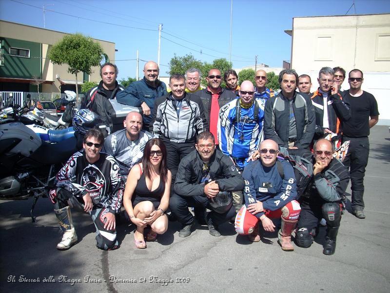 DSCN5751.JPG - Foto di Gruppo, siamo in 24, mentre Valentino si spolmona per far partire una vetusta  Xt..