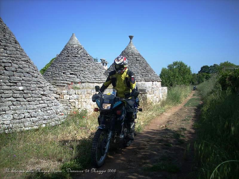 DSCN5860.JPG - Gino, tra l'altro siamo a 30 Km da Alberobello, il famoso centro urbano, un agglomerato suddiviso in due rioni: Monti e Aia Piccola, entrambi Monumenti nazionali e da dicembre 1996 riconosciuti dall'U.N.E.S.C.O. Patrimonio Mondiale dell'Umanità.