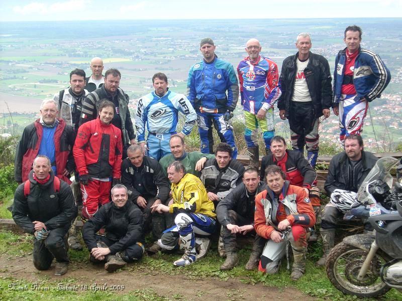 0143.JPG - Dietro di noi il Panorama che ci siamo meritati, ma fisicamente siamo completamente sfatti. Questa difficoltà, come capita spesso, ha creato un legame intorno a noi.