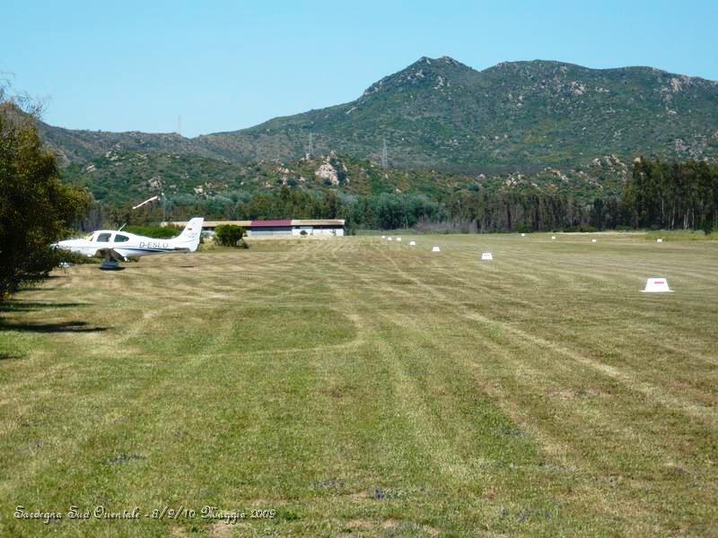 0030.JPG - Siamo vicinissimi a un campo di volo.