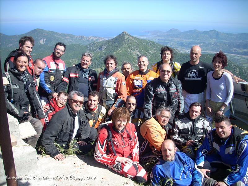 0111.JPG - Foto di Gruppo su un altura con un panorama da cartolina