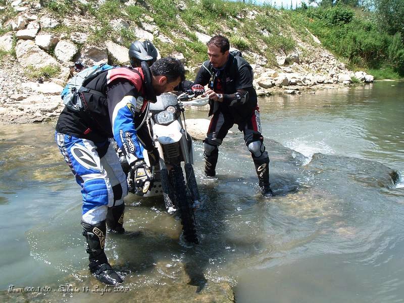 DSCF0888.JPG - Una volta aveva un kle ma, il pazzoide, s'è inabissato pochi giorni fa e s'è fatto prestare questa splendida Bmw dagli amici Emanuele e Fabio...