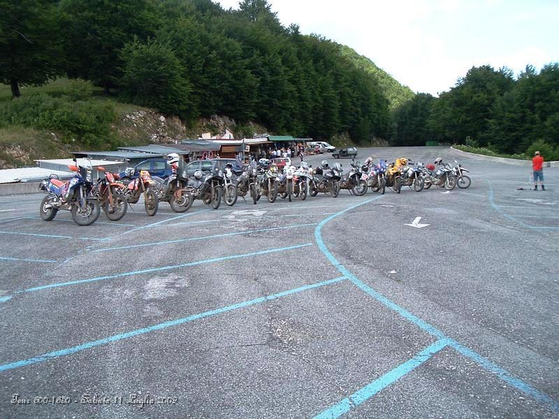 DSCF0957.JPG - La tradizione santostefanese vuole che si partiva a piedi, mentre le persone che non potevano camminare, come anziani e malati, con "barrozze" (carri trainati da buoi) per raggiungere il Santuario. Sotto il caldo sole o la pioggia, riposandosi durante le notti buie lungo la strada, all'alba o al tramonto, sempre cantando e pregando lungo il percorso....