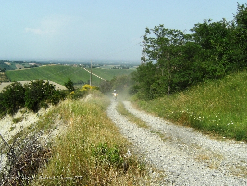 078.JPG - Salita tra le colline parmensi...