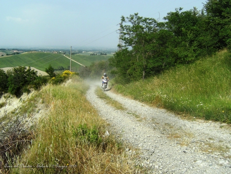 079.JPG - Salita tra le colline parmensi...