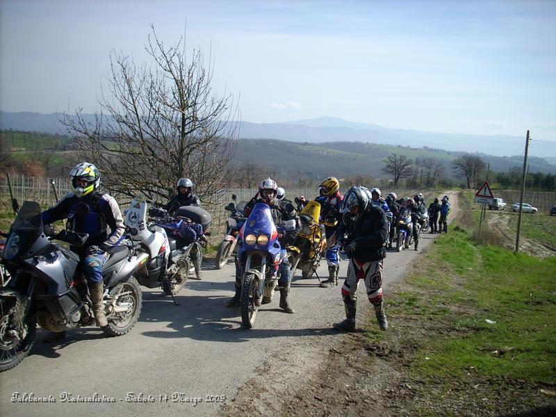 0043.JPG - Ricompattiamo il Gruppo, adesso inizierà uno sterrato in salita con tornati stretti