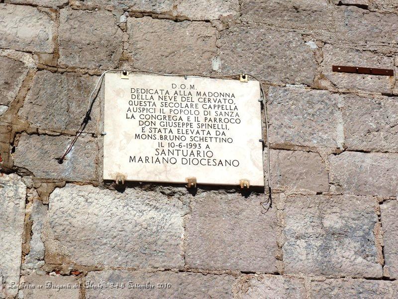 P9040523.JPG - Il 26 luglio, verso le 2,30, le campane della Chiesa Madre di S. Maria Assunta chiamano i fedeli a raccolta per “salutare” la Protettrice che sta per ritornare sul monte Cervato – su atlanti e cartine detto Cervati - la vetta più alta dell’appennino campano (1898 metri), dove si annida una cappella, costruita prima del secolo Novecento. Dopo la S. Messa, in processione si attraversa l’abitato del paese di Sanza.