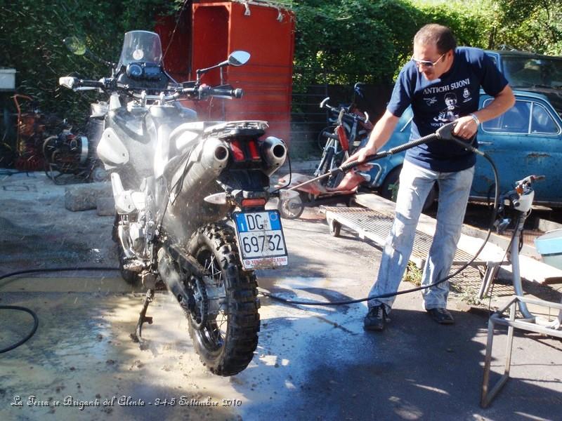 P9050612.JPG - Tutti da Pino a lavare ed ingrassare le moto...