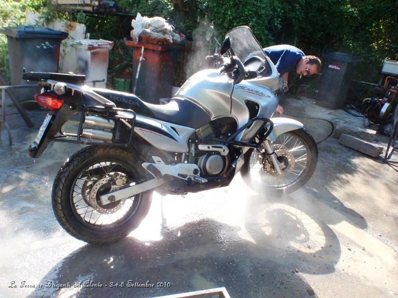 P9050631.JPG - Tutti da Pino a lavare ed ingrassare le moto...