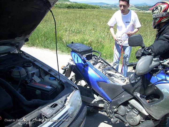 DSCN2796.JPG - Batteria dell'Aprilia Ko ! Essendo ad iniezione dovrà abbandonare l'intero Tour del Venerdì, l'Apriliato ci raggiungerà in Agriturismo la sera a Cena.