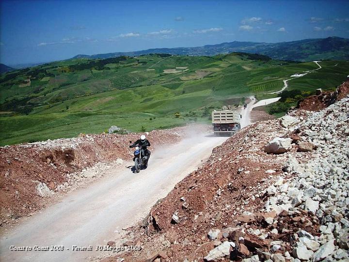 DSCN2859.JPG - Occhio al camion