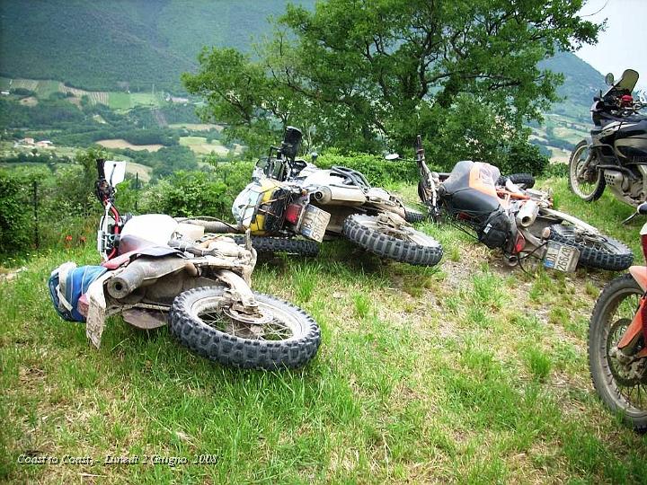 DSCN3204.JPG - Nella notte cede il terreno sotto il cavalletto e 3 Moto si ribaltano