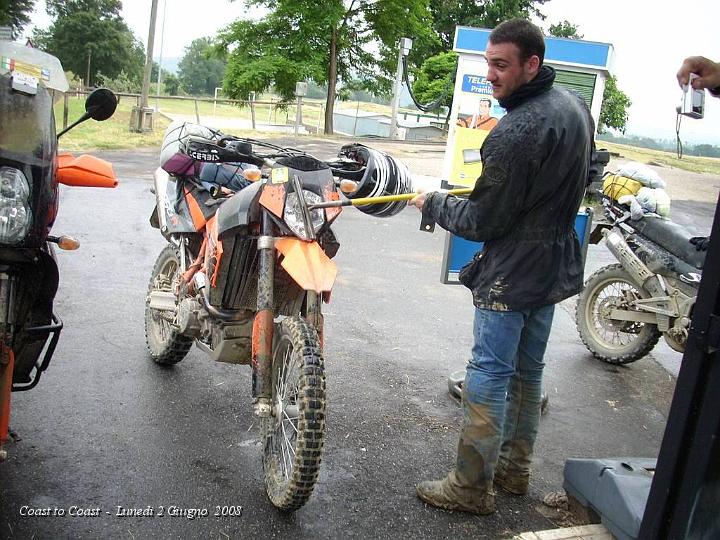 DSCN3261.JPG - Mettiamo benza, Mauro ne approfitta per sapzzolare il faro della sua splendida Ktm Se :-)