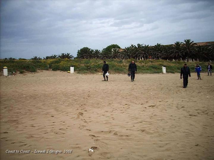 DSCN3457.JPG - Mezzi rintronati usiamo le ultime forze per trascinarci in spiaggia :-)