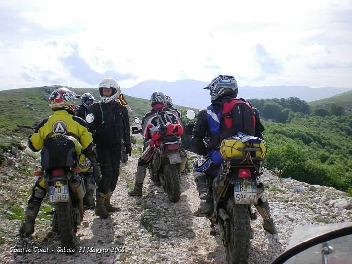 DSCN3037.JPG - Gianluca ci spiega che la strada finisce poco più avanti