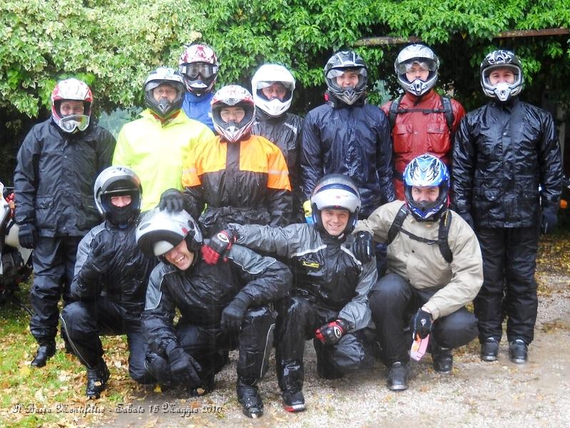 DSCN0000.JPG - Cari Ragazzi, in tanti anni di Moto è la prima volta che prendo tanta acqua in un solo giorno, personalmente sono partito da Celle sul Rigo alle 06:30 di Sabato mattina e sono tornato a casa intorno alle 18:00 senza che smettesse mai di piovere... una pioggia battente che solo a 13 prodi Talebani non fa paura. I 13 Ragazzi sono: Gino, Claudio e Giovanni (Kawasaki Kle 500), Luca (Bmw Challenge), Gianluca (Yamaha Ténéré 660), Fabio, Roberto, Carlo e Andrea (Aprilia Caponord), Antonio (Bmw Gs 1200), Giancarlo (Guzzi tt), Claudio (Ktm 990) ed infine il mitico e pensionato Enrico Bassi visto che è arrivato col carrello.