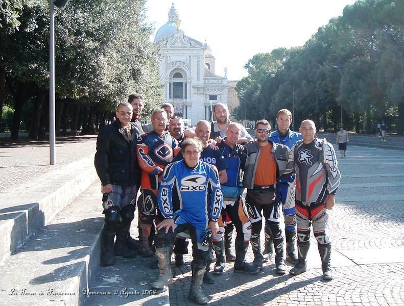 DSCF1059.JPG - Foto di Gruppo davanti alla basilica di Santa Maria degli Angeli