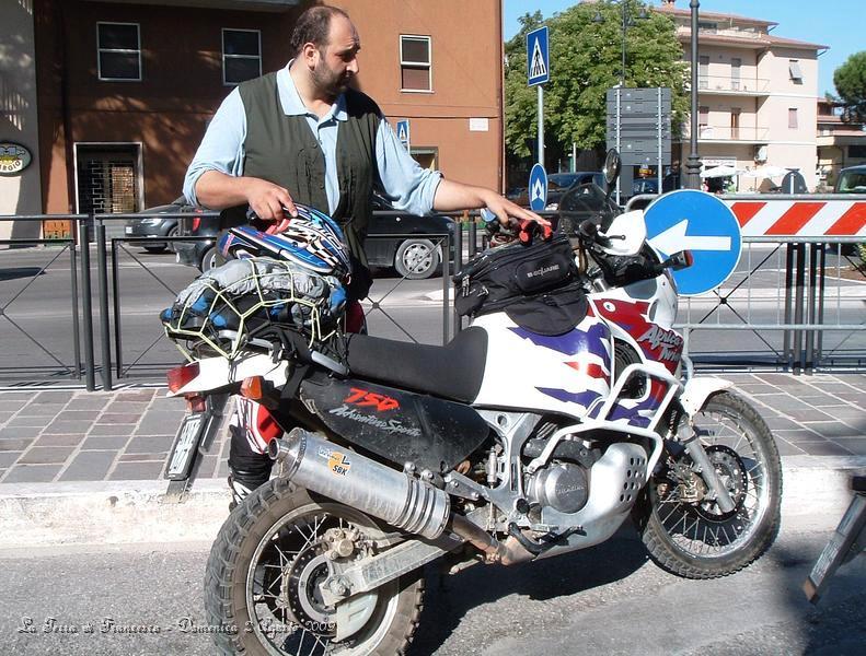 DSCF1060.JPG - Mamma mia quant'è grosso, quest'Africona pare una bicicletta sotto di lui.. :-)