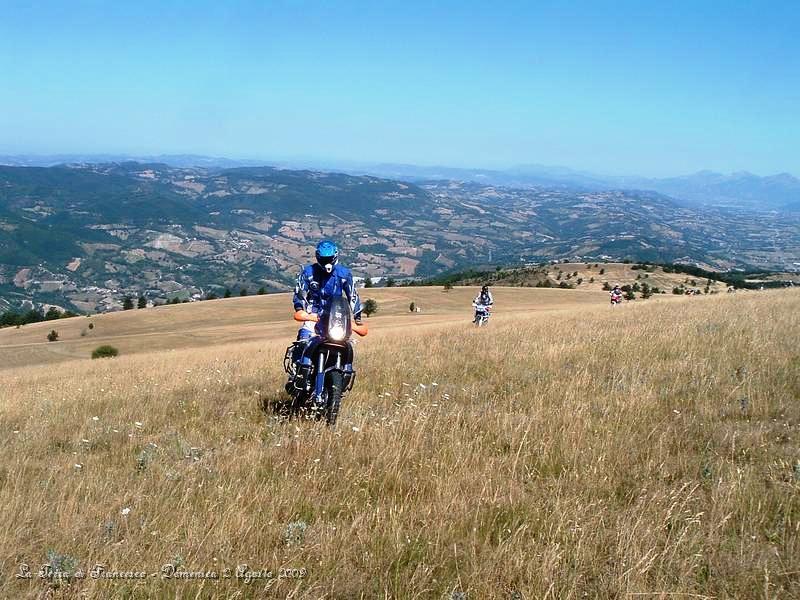 DSCF1124.JPG - Salita finale in mezzo al campo con vista panoramica immensa