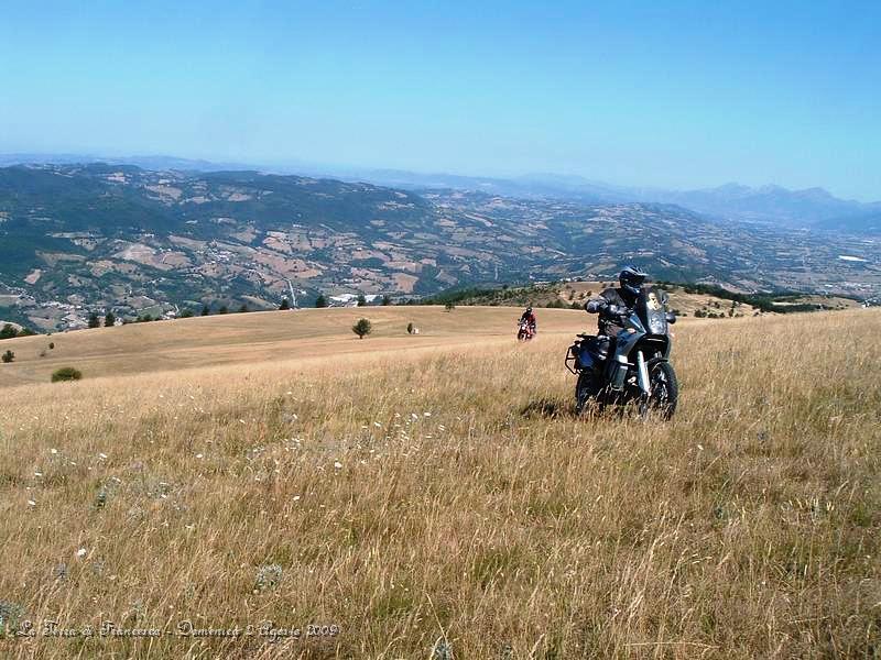 DSCF1128.JPG - Salita finale in mezzo al campo con vista panoramica immensa