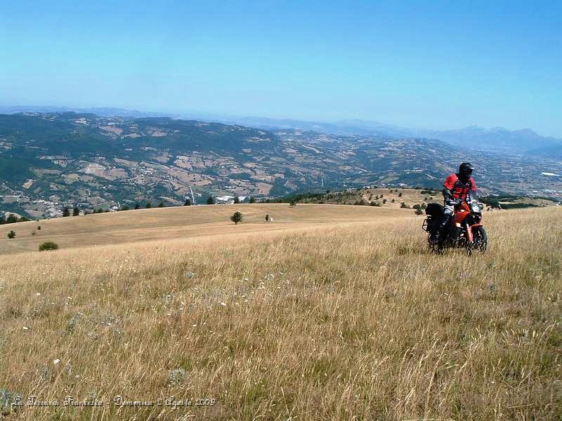 DSCF1129.JPG - Salita finale in mezzo al campo con vista panoramica immensa