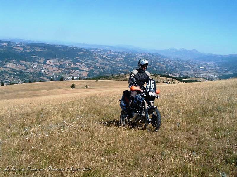 DSCF1130.JPG - Salita finale in mezzo al campo con vista panoramica immensa