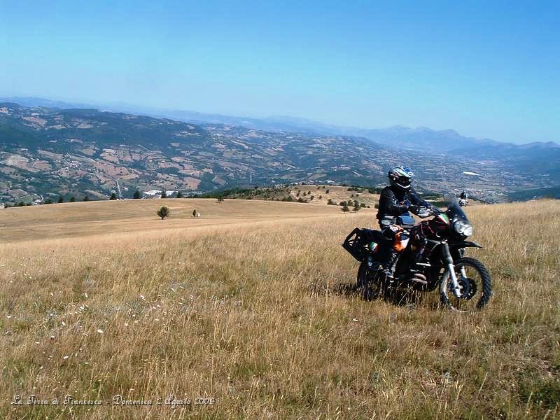 DSCF1131.JPG - Salita finale in mezzo al campo con vista panoramica immensa