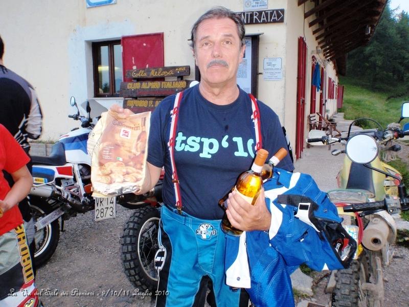 P7090059.JPG - Giulio s'è portato pure i cantucci e il vin santo che piace tanto al Vignali.. si salvi chi può.. :-)