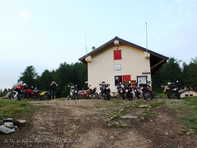 P7100088.JPG - Ecco il rifugio, la giornata è serena..