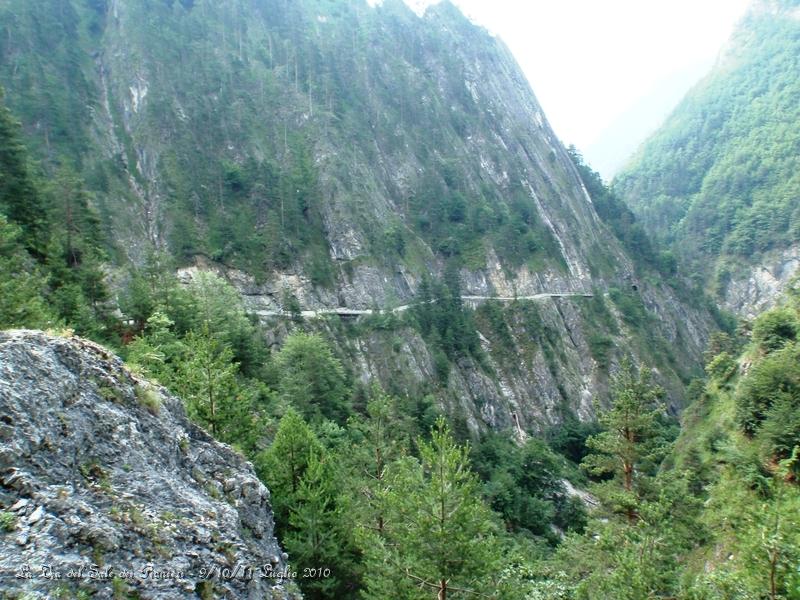 P7110379.JPG - Questa è la strada incassata nella roccia che va verso il paese di Elva...