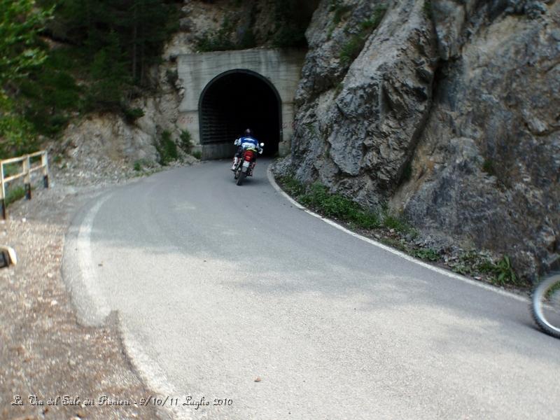 P7110385.JPG - Questa è la strada incassata nella roccia che va verso il paese di Elva...