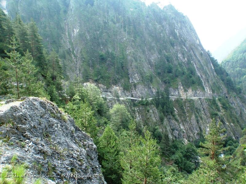 P7110386.JPG - Questa è la strada incassata nella roccia che va verso il paese di Elva...