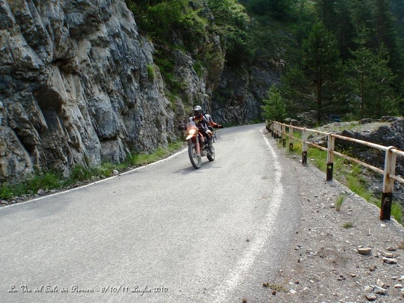 P7110387.JPG - Questa è la strada incassata nella roccia che va verso il paese di Elva...