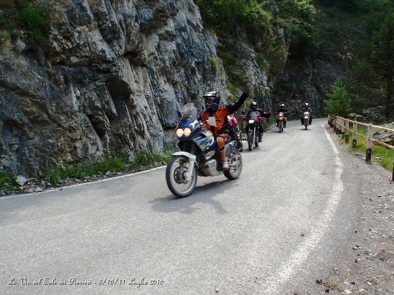 P7110388.JPG - Questa è la strada incassata nella roccia che va verso il paese di Elva...