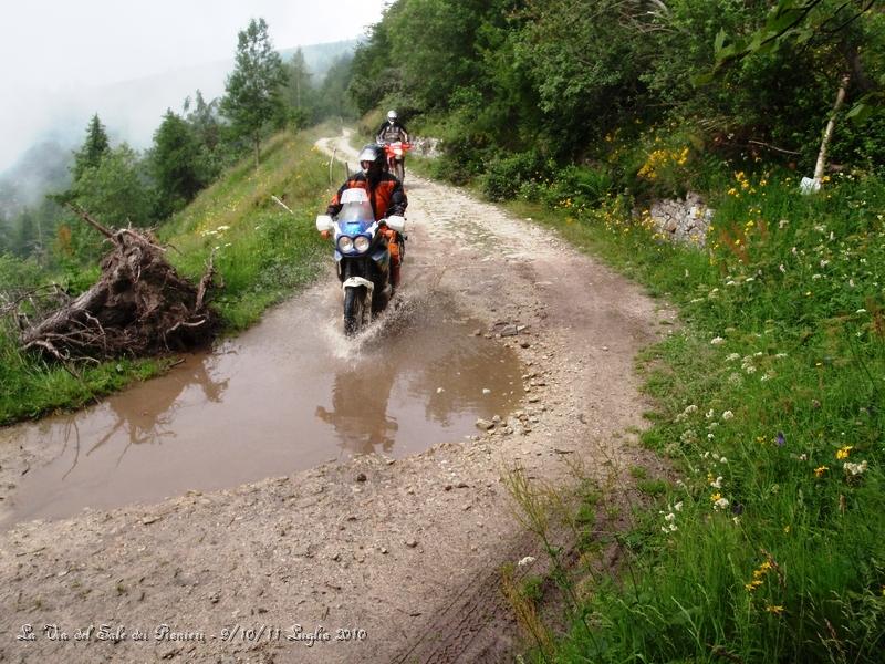 P7110431.JPG - Si riparte in uno sterrato molto veloce e bello, da queste parti ci sono immense pozze d'acqua, segno evidente di temporali dei giorni precedenti..