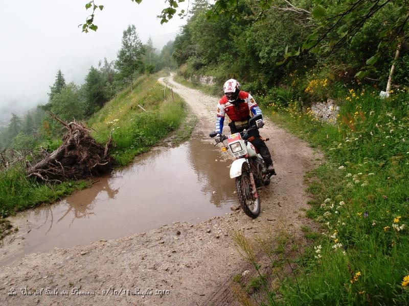 P7110433.JPG - Si riparte in uno sterrato molto veloce e bello, da queste parti ci sono immense pozze d'acqua, segno evidente di temporali dei giorni precedenti..