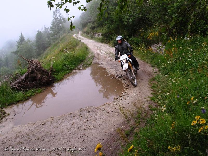 P7110435.JPG - Si riparte in uno sterrato molto veloce e bello, da queste parti ci sono immense pozze d'acqua, segno evidente di temporali dei giorni precedenti..