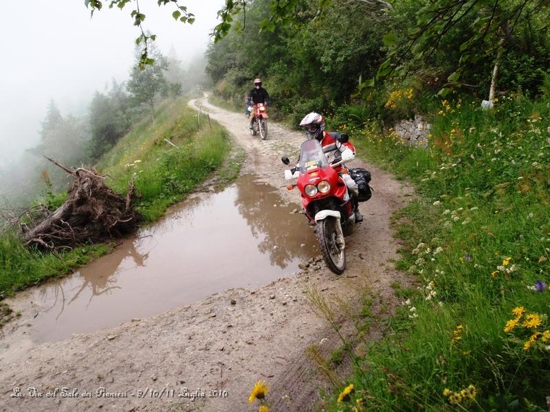 P7110436.JPG - Si riparte in uno sterrato molto veloce e bello, da queste parti ci sono immense pozze d'acqua, segno evidente di temporali dei giorni precedenti..