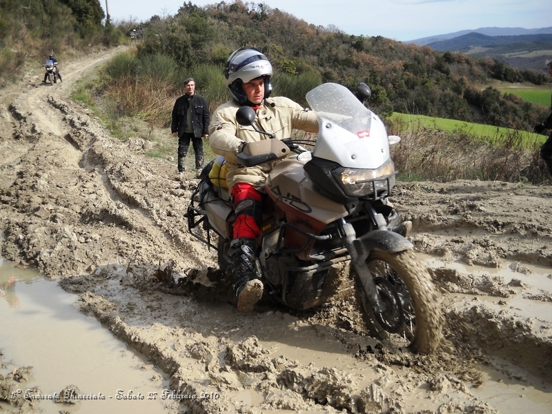 DSCN6197.JPG - Roberto, uno dei 4 Apriliati Caponord muniti. Questi 4 Ragazzi sono alla prima uscita con Moto in Fuoristrada, ma sembrava ci si conoscesse da sempre. Un grande ringraziamento per lo spirito e l'amicizia dimostrata.