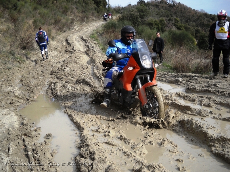 DSCN6291.JPG - Teano... una volta guardava bene a non sporcare la moto ed ora, vedete un po' voi... :-)