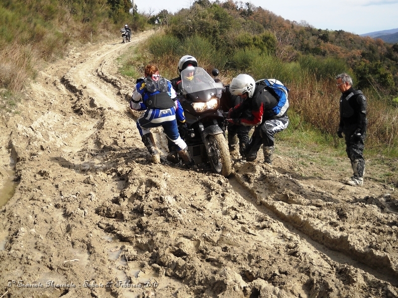 DSCN6302.JPG - La compagnia della spinta aiuta Claudio