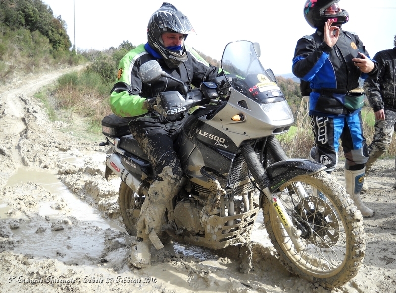 DSCN6312.JPG - Solo un po' più infangato, tutto qui... oh, questo è come Mauro eh, quello con la sciatica... mica perchè anche lui c'ha la stessa infiammazione eh, ma solo perchè non possono vedere la moto sporca... guardatela un po' ora sta kle... :-)