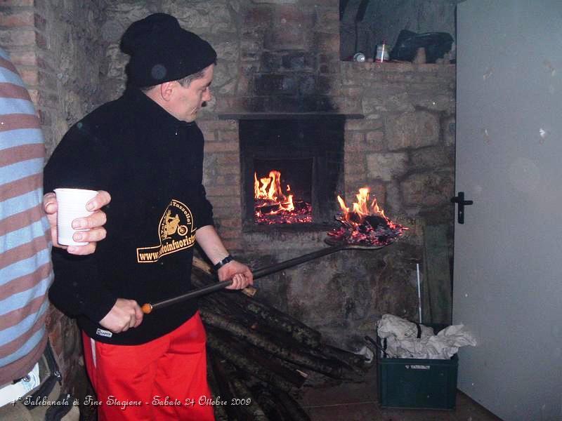 0035.JPG - prende un po' di bracia dal caminetto esterno, quello vicino alla cucina industriale per capirci.