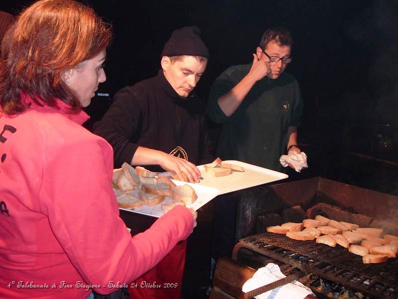 0039.JPG - Eccoci qua, si preparano le bruschette